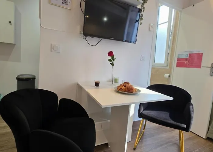 Cozy Studio, Balcony & Ac, Heart Of Apartment *
