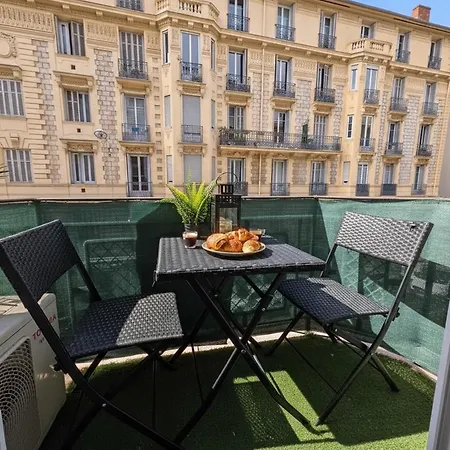 Cozy Studio, Balcony & Ac, Heart Of