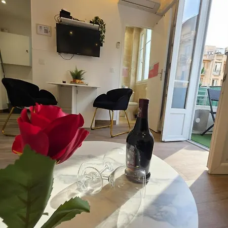 Cozy Studio, Balcony & Ac, Heart Of